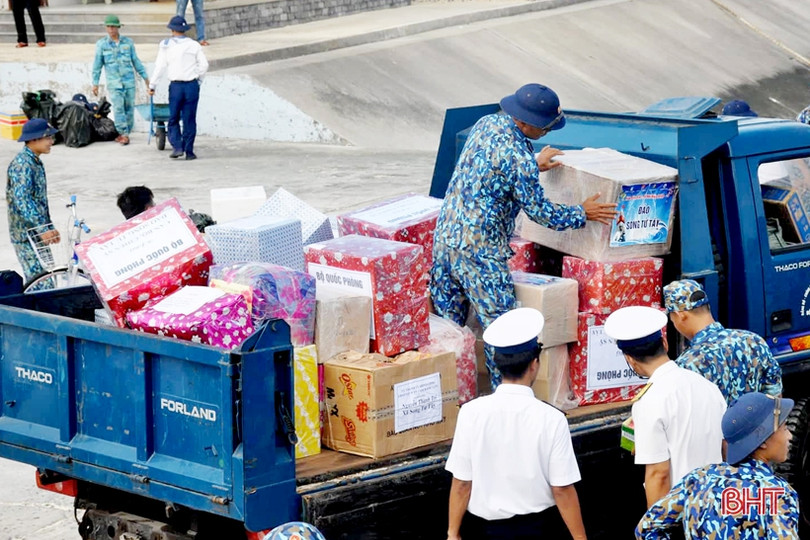Mang “Tết” ra Trường Sa