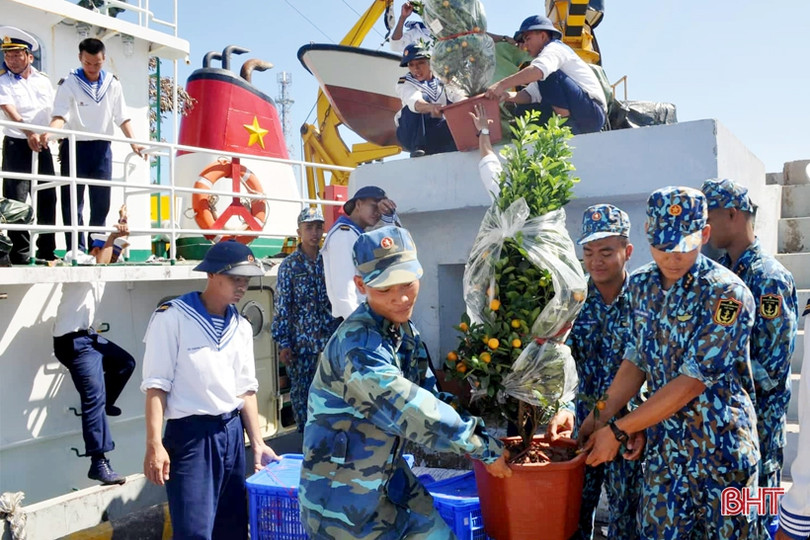 Mang “Tết” ra Trường Sa