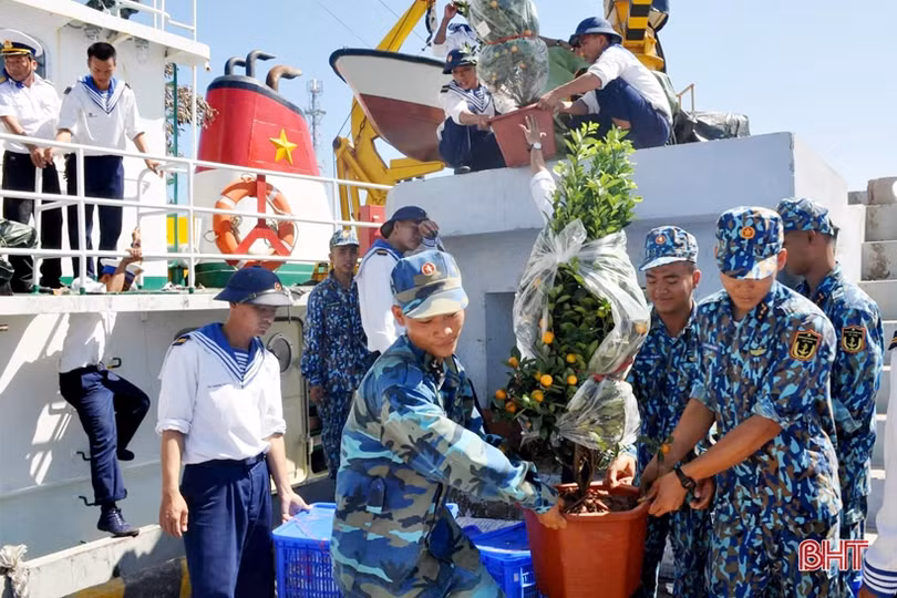 Mang “Tết” ra Trường Sa