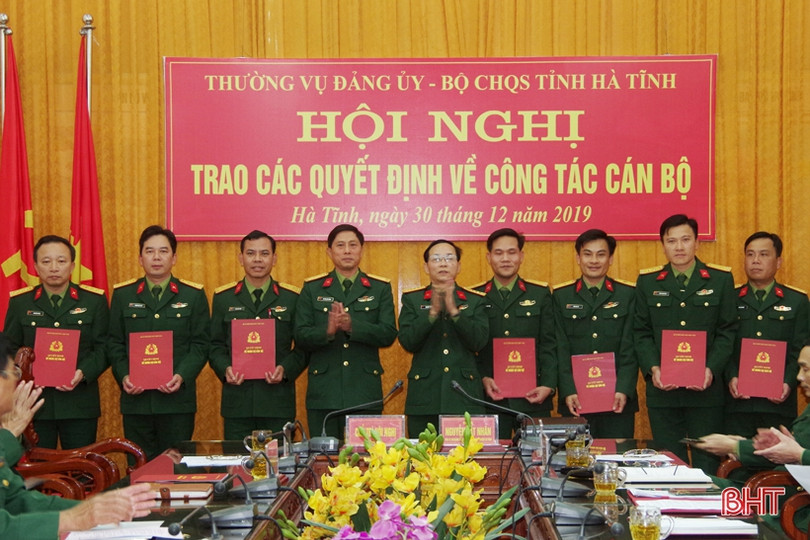 Đảng uỷ Quân sự Hà Tĩnh trao quyết định bổ nhiệm 18 cán bộ