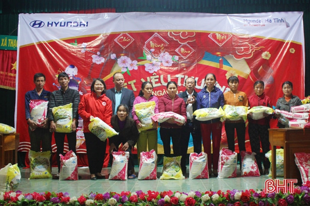 Trao 100 suất quà Tết cho hộ nghèo, đối tượng bảo trợ xã hội tại Thạch Hà