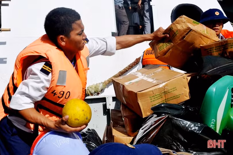 Mang “Tết” ra Trường Sa