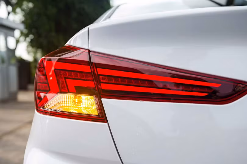 Tại sao đèn xi nhan lại có màu da cam?