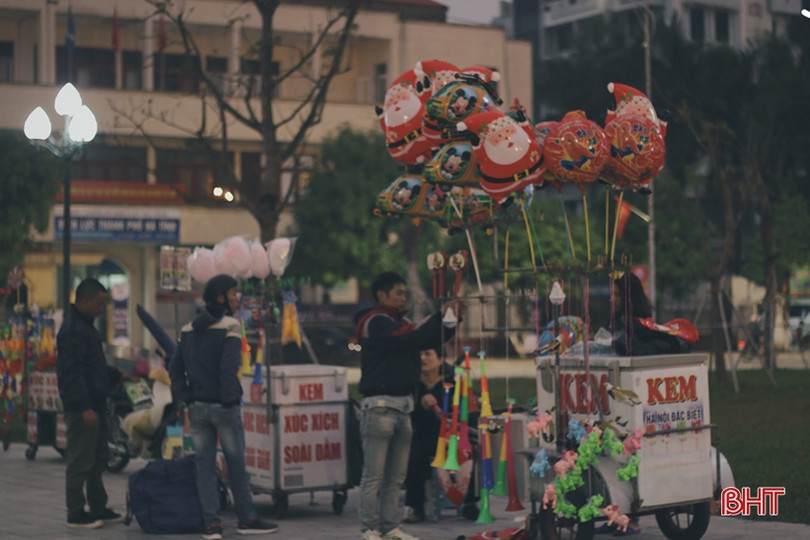 Ngắm Thành Sen đẹp dịu dàng, mộc mạc trong chiều cuối năm