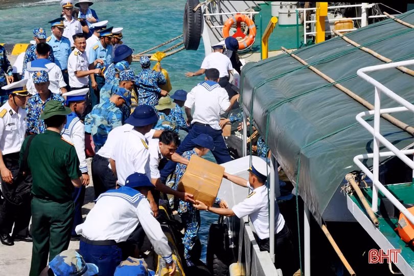 Mang “Tết” ra Trường Sa