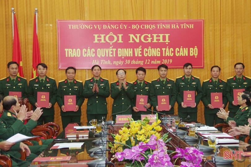 Đảng uỷ Quân sự Hà Tĩnh trao quyết định bổ nhiệm 18 cán bộ