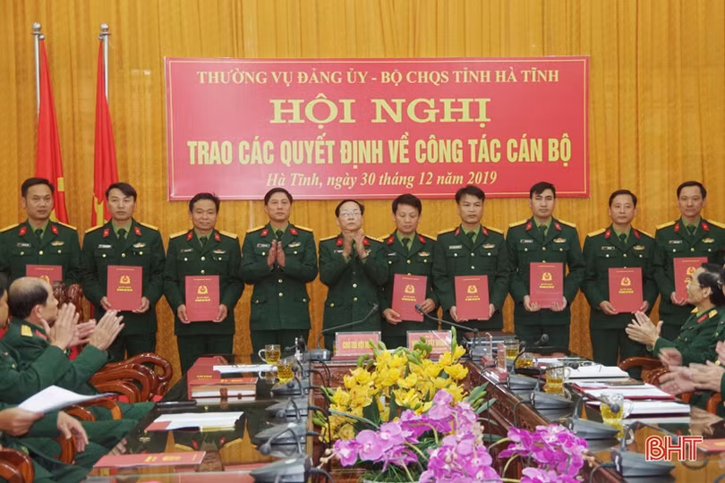 Đảng uỷ Quân sự Hà Tĩnh trao quyết định bổ nhiệm 18 cán bộ