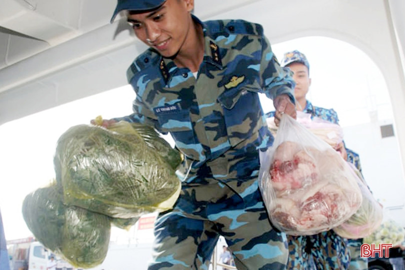 Mang “Tết” ra Trường Sa