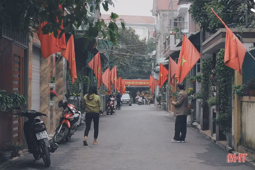 Ngắm Thành Sen đẹp dịu dàng, mộc mạc trong chiều cuối năm