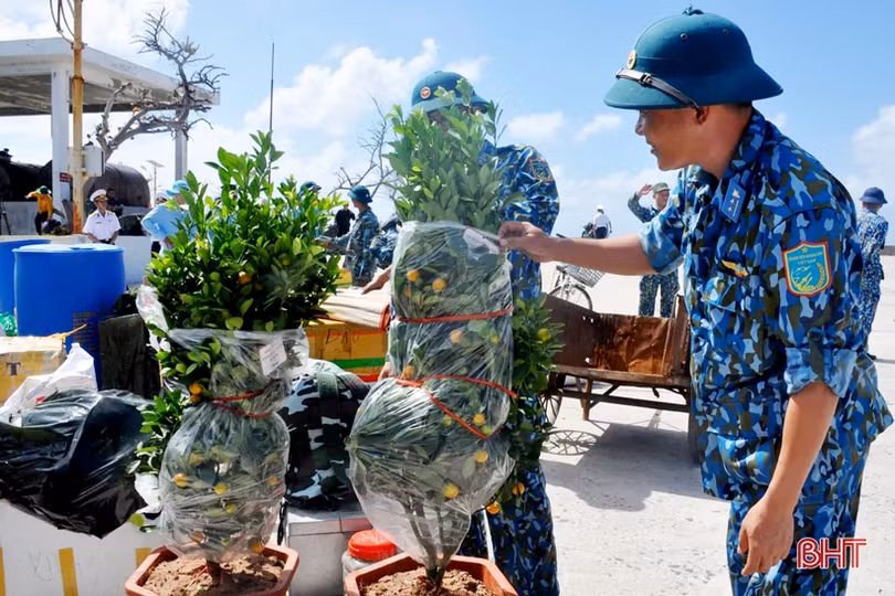 Mang “Tết” ra Trường Sa