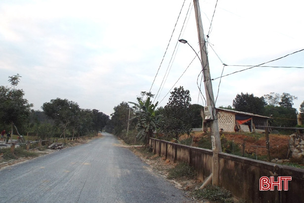 Khắc phục cột điện đổ nghiêng bên đường sau phản ánh của Báo Hà Tĩnh