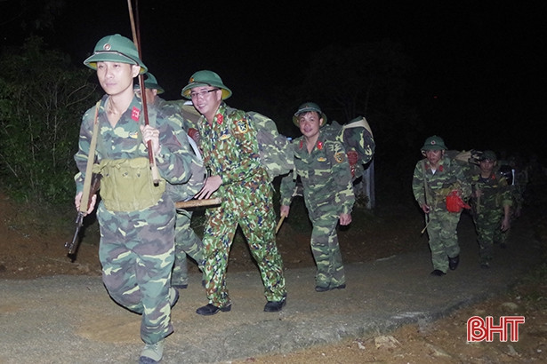 Diễn tập chỉ huy - tham mưu 1 bên 1 cấp trên bản đồ và ngoài thực địa