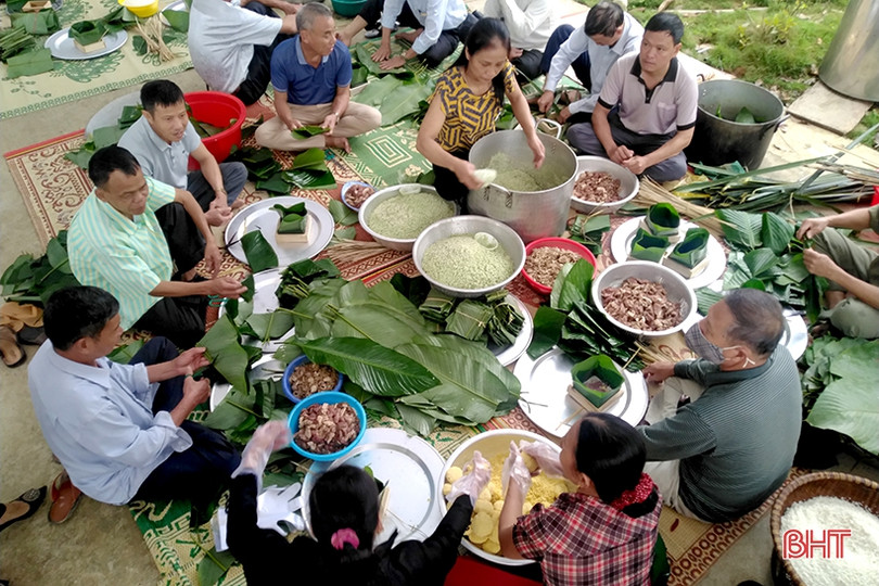 Gói 1.200 bánh chưng dâng lên Lễ hội đền Cả - Dinh đô quan Hoàng Mười