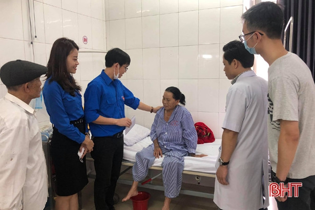 Chi đoàn Báo Hà Tĩnh trao 21 suất quà cho bệnh nhân tại TP Hà Tĩnh