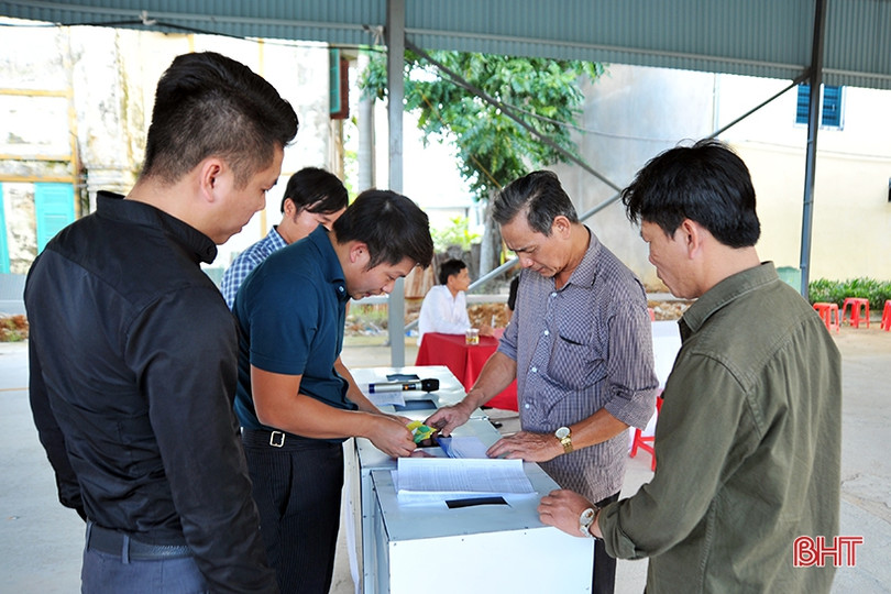 Tiểu thương phấn khởi bốc thăm vị trí kinh doanh tại chợ Hương Khê