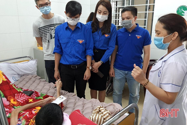 Chi đoàn Báo Hà Tĩnh trao 21 suất quà cho bệnh nhân tại TP Hà Tĩnh