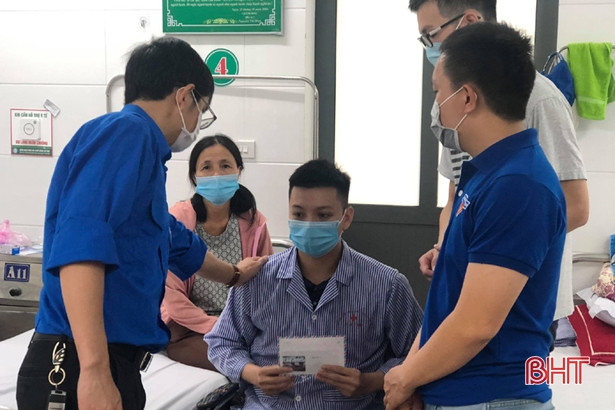 Chi đoàn Báo Hà Tĩnh trao 21 suất quà cho bệnh nhân tại TP Hà Tĩnh