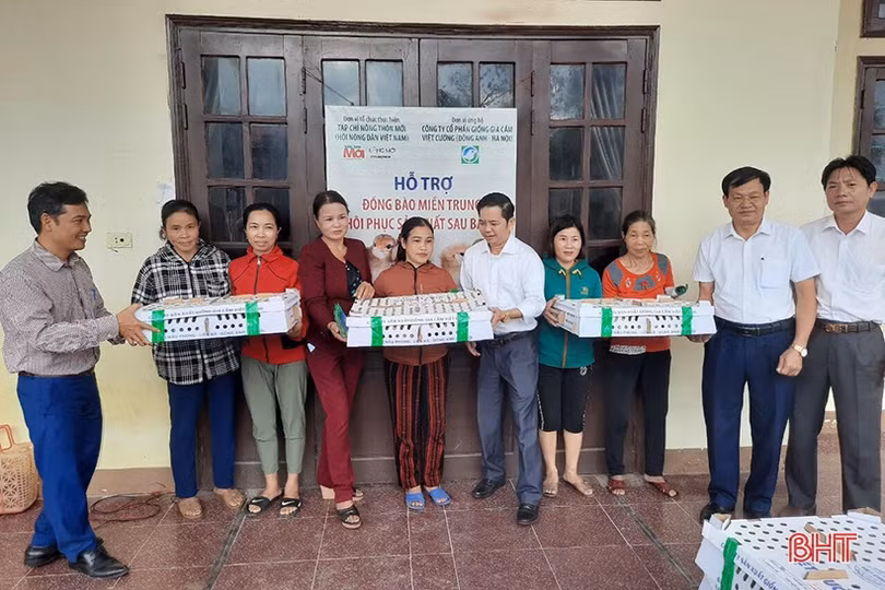 Tạp chí Nông Thôn Mới trao tặng 5.000 con gà giống cho bà con Hà Tĩnh