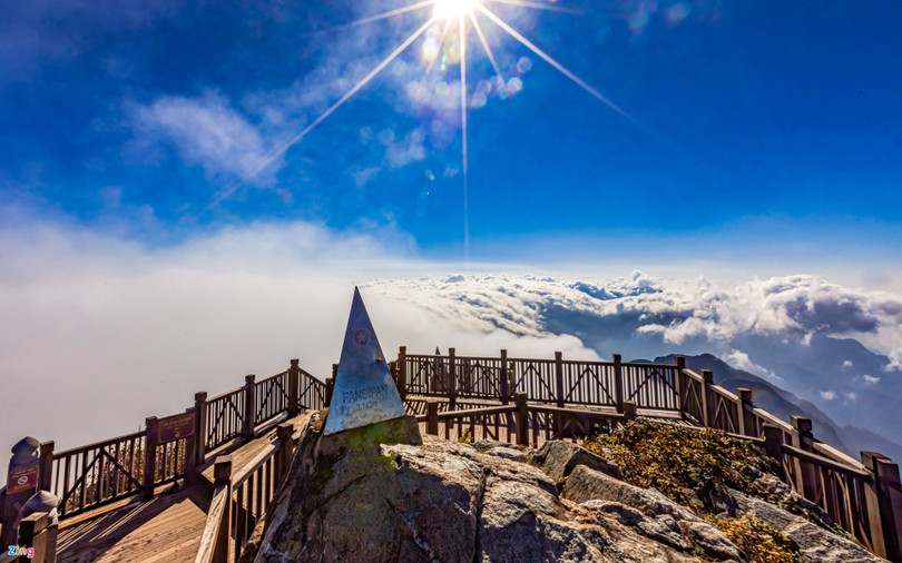 Dòng sông mây trên đỉnh núi cao nhất Việt Nam