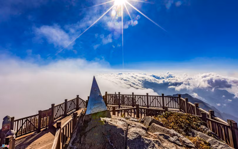 Dòng sông mây trên đỉnh núi cao nhất Việt Nam