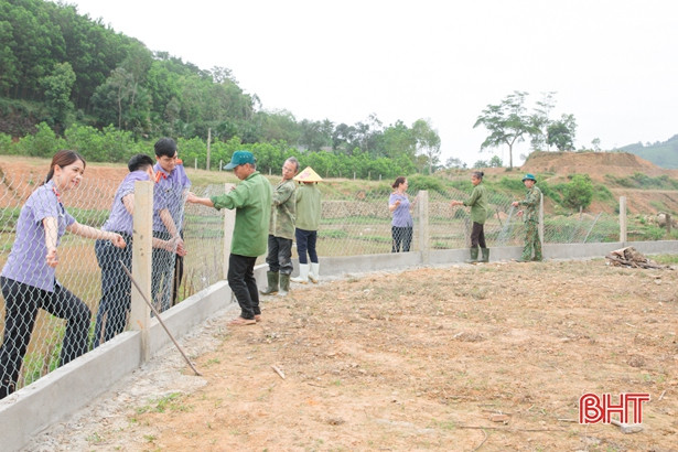 Cán bộ, chiến sỹ ở Hương Sơn gác ngày nghỉ cuối tuần, giúp dân làm nông thôn mới