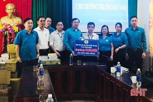 Các khu công nghiệp Bắc Ninh hỗ trợ 700 triệu đồng cho công nhân, người dân Hà Tĩnh