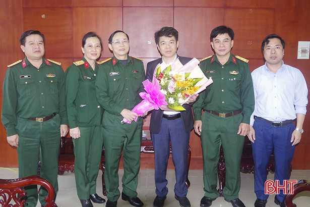 Lãnh đạo Bộ Chỉ huy quân sự Hà Tĩnh chúc mừng ngày hiến chương nhà giáo