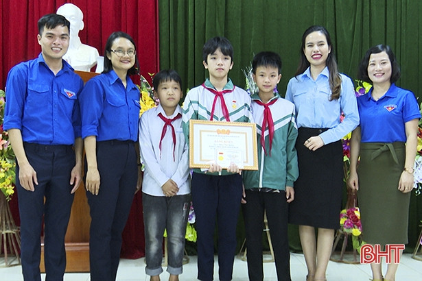 Trao tặng Huy hiệu “Tuổi trẻ dũng cảm” cho học sinh cứu 2 bạn thoát khỏi đuối nước