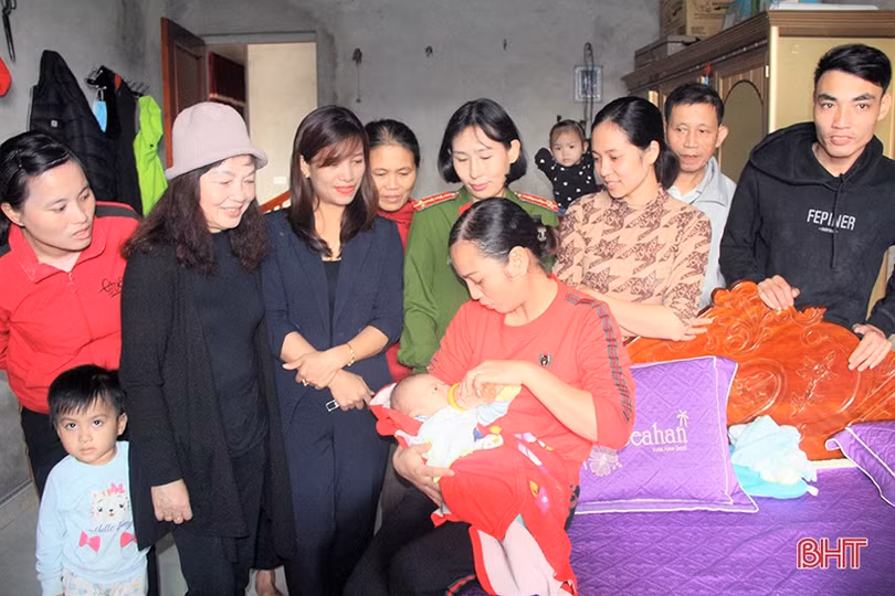 Bé trai sơ sinh bị bỏ rơi trước cửa gia đình hiếm muộn