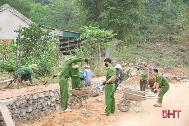 Cán bộ, chiến sỹ ở Hương Sơn gác ngày nghỉ cuối tuần, giúp dân làm nông thôn mới