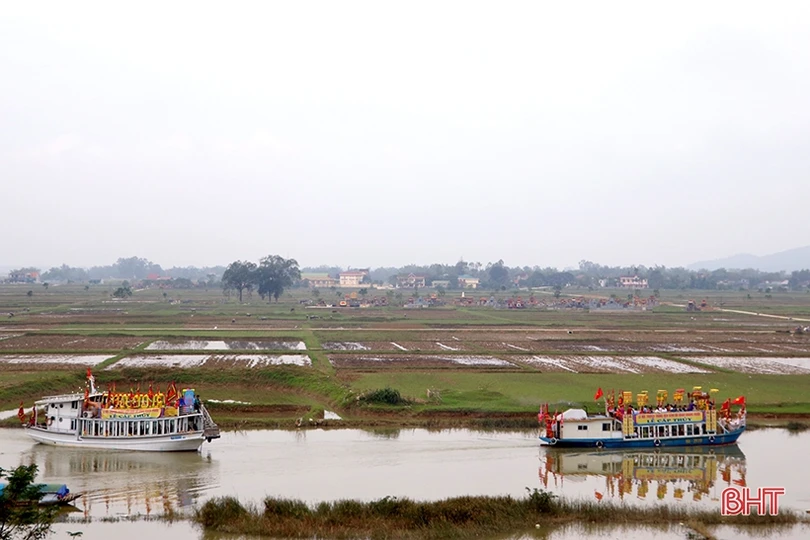 Tưng bừng khai hội Đền Cả - Dinh đô Quan Hoàng Mười ở Hà Tĩnh ảnh 20 Tưng bừng khai hội Đền Cả - Dinh đô Quan Hoàng Mười ở Hà Tĩnh
