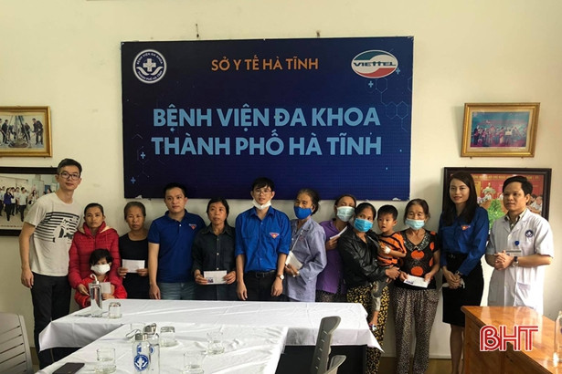 Chi đoàn Báo Hà Tĩnh trao 21 suất quà cho bệnh nhân tại TP Hà Tĩnh