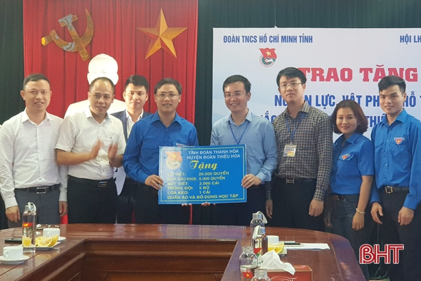 Tuổi trẻ Hà Tĩnh khâu nối nhiều phần quà, học bổng tới bà con vùng lũ