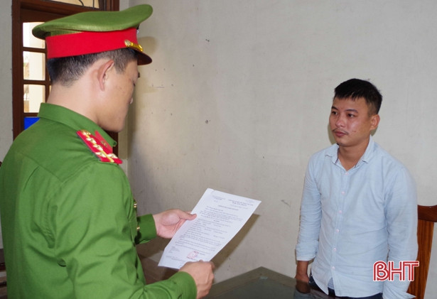 Nghịch tử dùng dao cứa cổ bố đẻ do bị nhắc nhở vì hay uống rượu