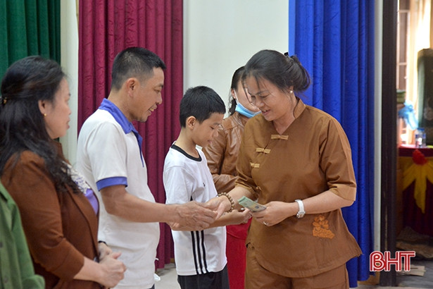 Ban hộ tự chùa Hang trao 200 suất quà cho người dân vùng lũ Hà Tĩnh