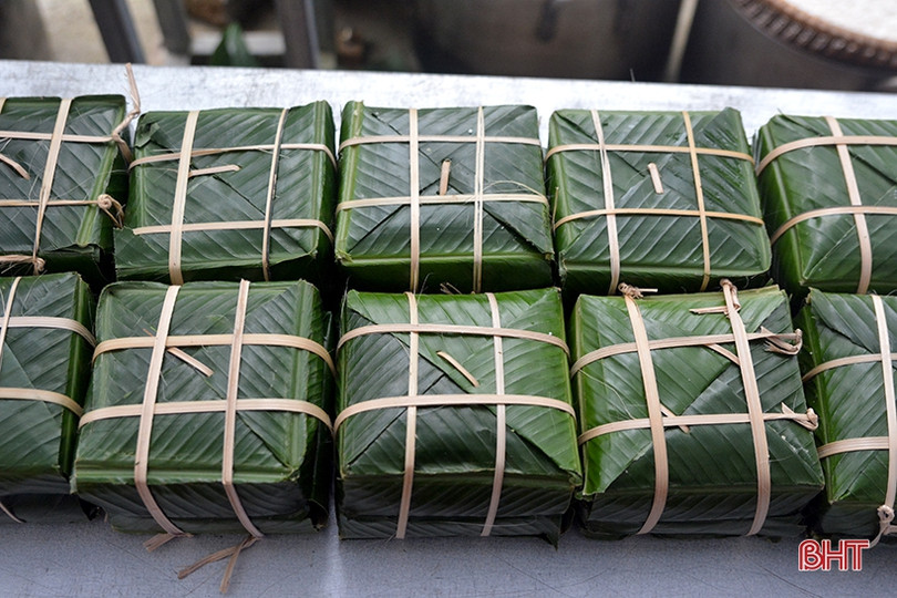 Gói 1.200 bánh chưng dâng lên Lễ hội đền Cả - Dinh đô quan Hoàng Mười