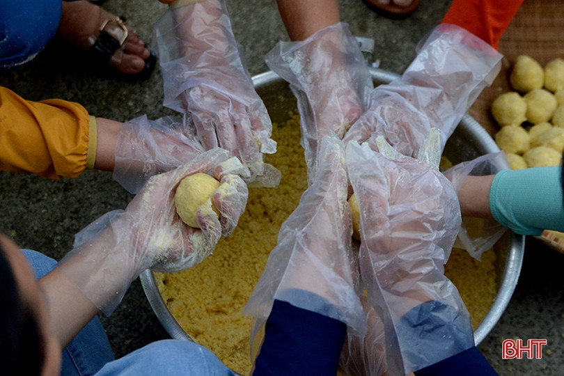 Gói 1.200 bánh chưng dâng lên Lễ hội đền Cả - Dinh đô quan Hoàng Mười