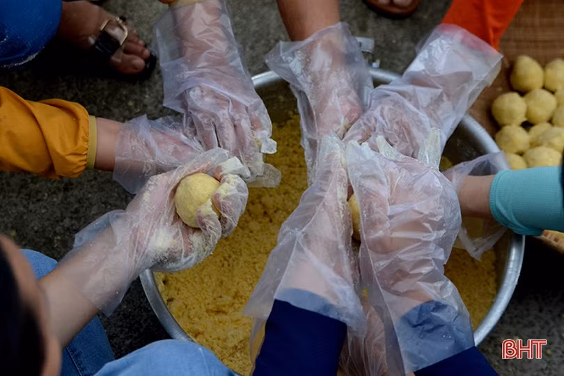 Gói 1.200 bánh chưng dâng lên Lễ hội đền Cả - Dinh đô quan Hoàng Mười