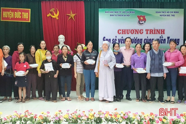 Tuổi trẻ Hà Tĩnh khâu nối nhiều phần quà, học bổng tới bà con vùng lũ