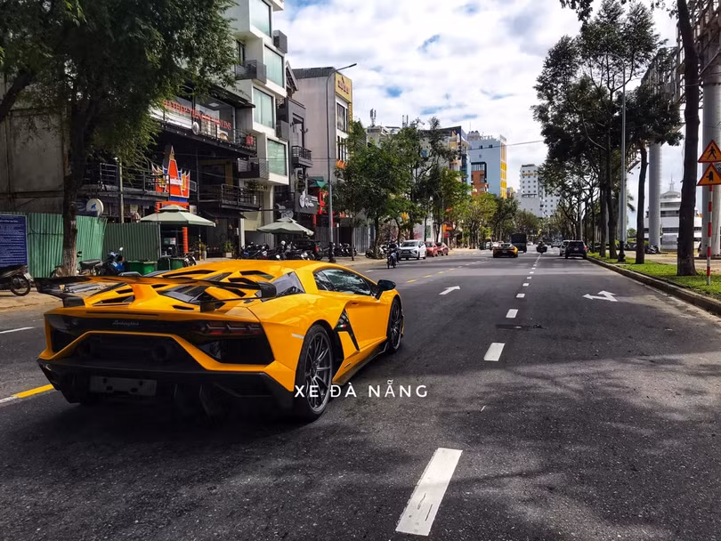 Cận cảnh siêu phẩm Lamborghini Aventador SVJ vừa “cập bến” Việt Nam