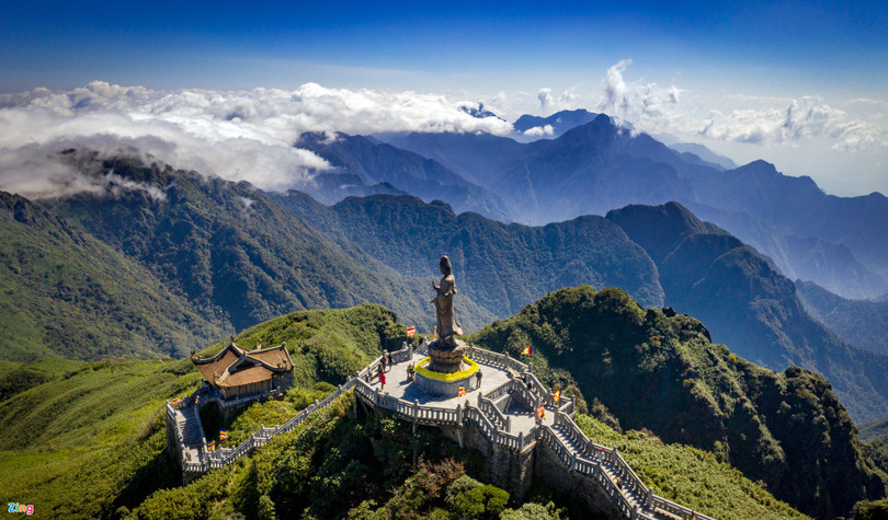 Dòng sông mây trên đỉnh núi cao nhất Việt Nam