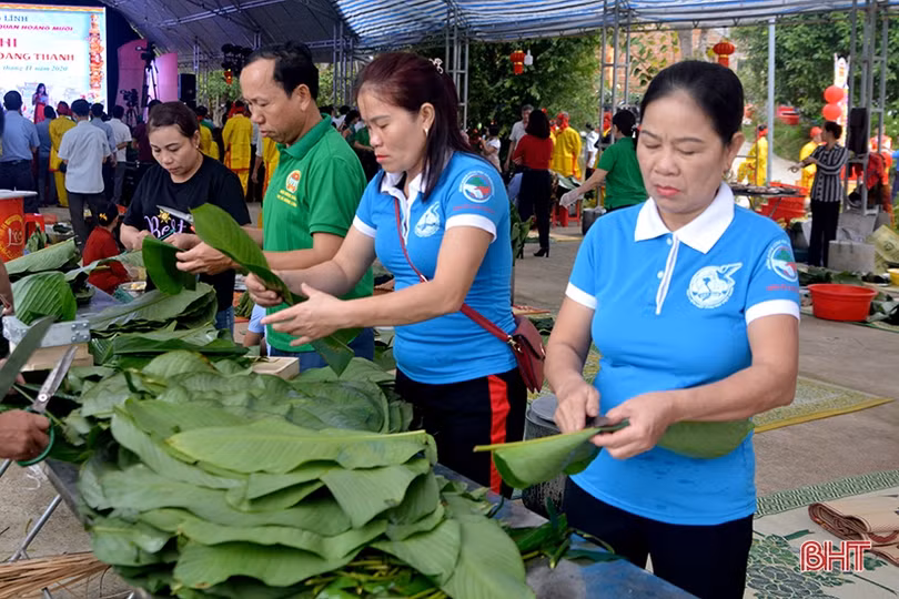 Gói 1.200 bánh chưng dâng lên Lễ hội đền Cả - Dinh đô quan Hoàng Mười