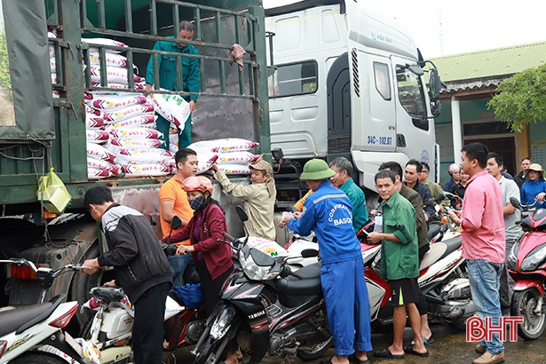 Hỗ trợ 33 tấn phân NPK cho nông dân xã Cẩm Thành