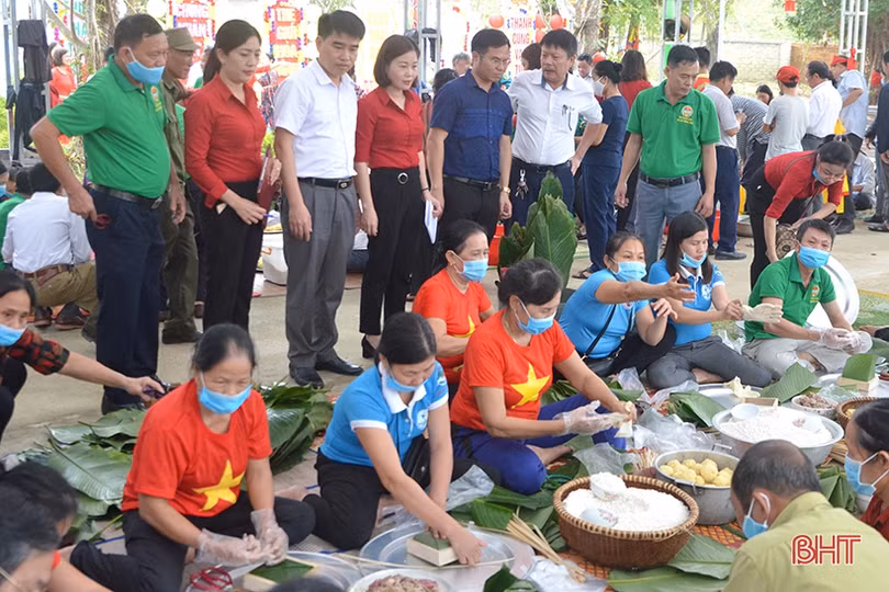 Gói 1.200 bánh chưng dâng lên Lễ hội đền Cả - Dinh đô quan Hoàng Mười
