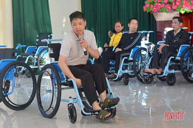Trao tặng 520 xe lăn cho người khuyết tật Hà Tĩnh