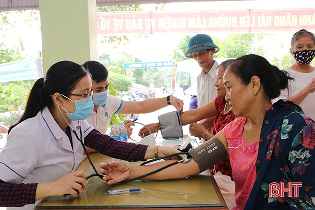 Khám bệnh, cấp thuốc miễn phí cho gần 600 người dân Cẩm Xuyên