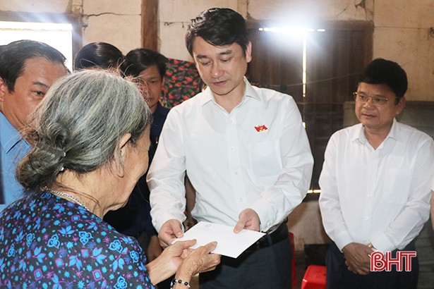 Đoàn ĐBQH tỉnh Hà Tĩnh tặng quà cho các gia đình bị ảnh hưởng lũ lụt