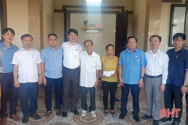 Đoàn ĐBQH tỉnh Hà Tĩnh tặng quà cho các gia đình bị ảnh hưởng lũ lụt