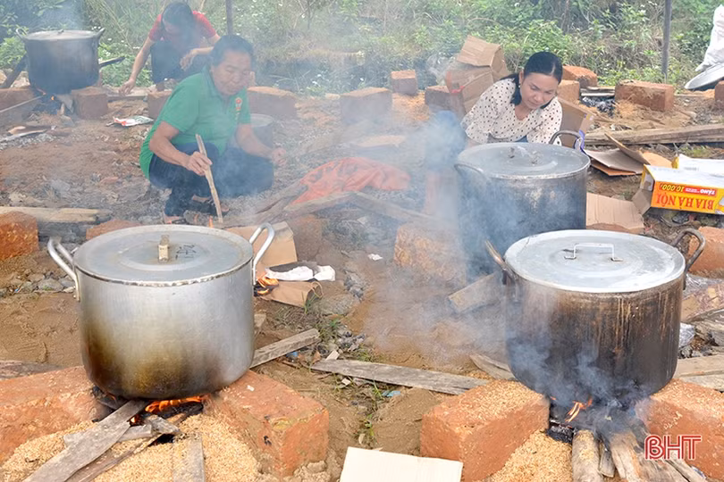 Gói 1.200 bánh chưng dâng lên Lễ hội đền Cả - Dinh đô quan Hoàng Mười