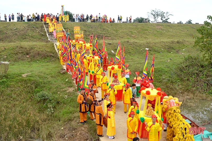 Tưng bừng khai hội Đền Cả - Dinh đô Quan Hoàng Mười ở Hà Tĩnh